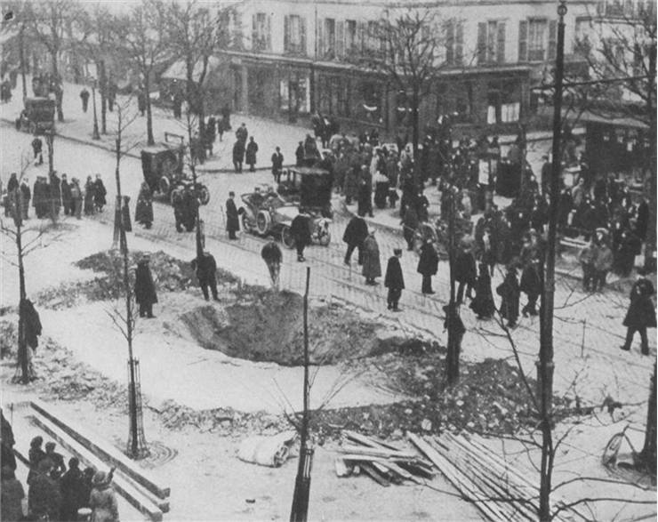 Picture of Crater of a Zeppelin bomb in Paris